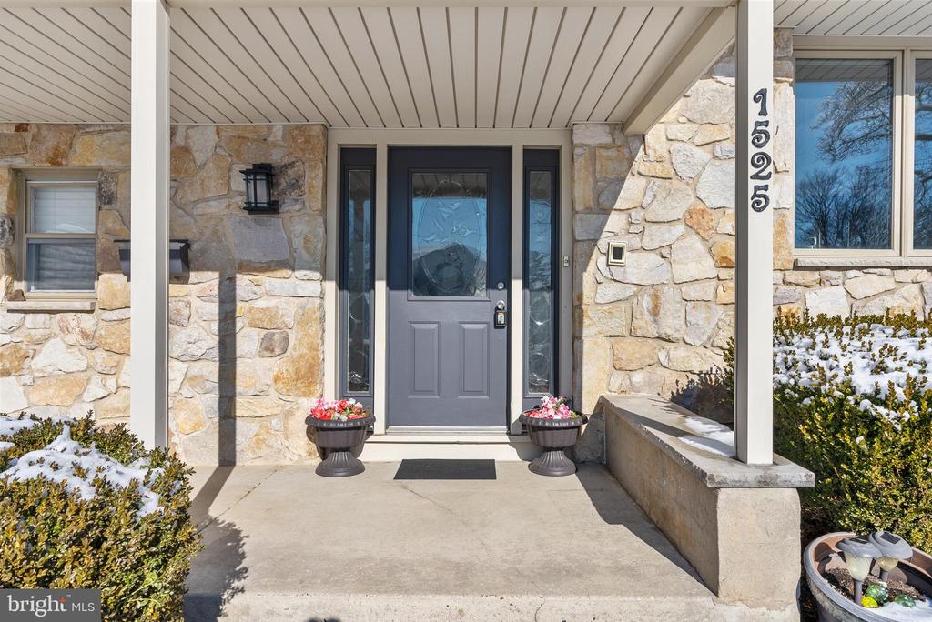 1525 SQUIRE LANE