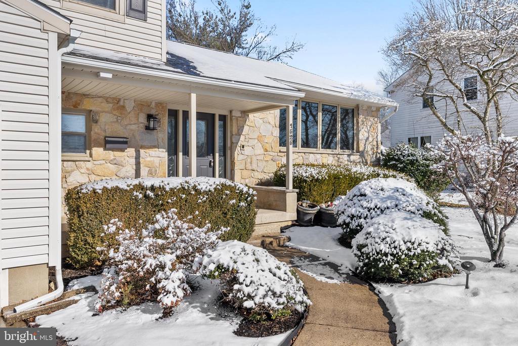 1525 SQUIRE LANE