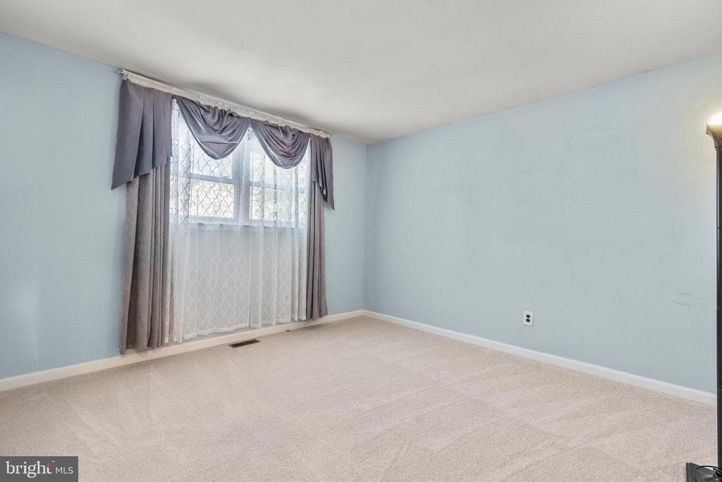 1525 SQUIRE LANE