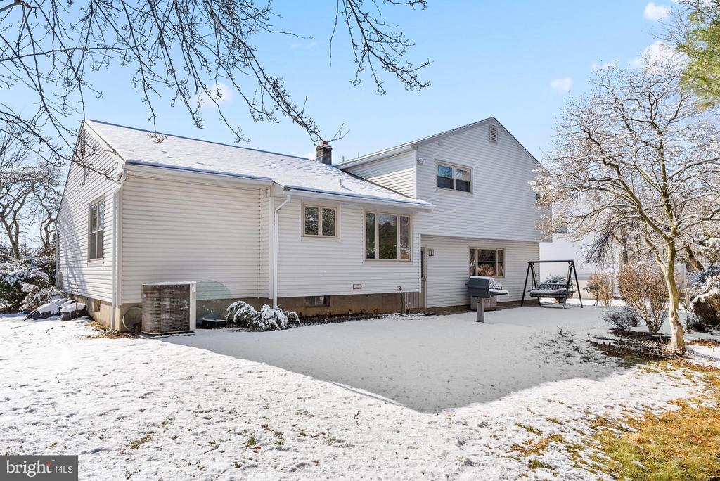 1525 SQUIRE LANE