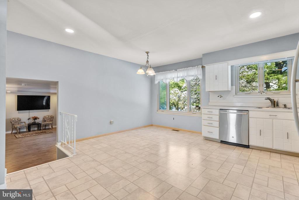 1525 SQUIRE LANE