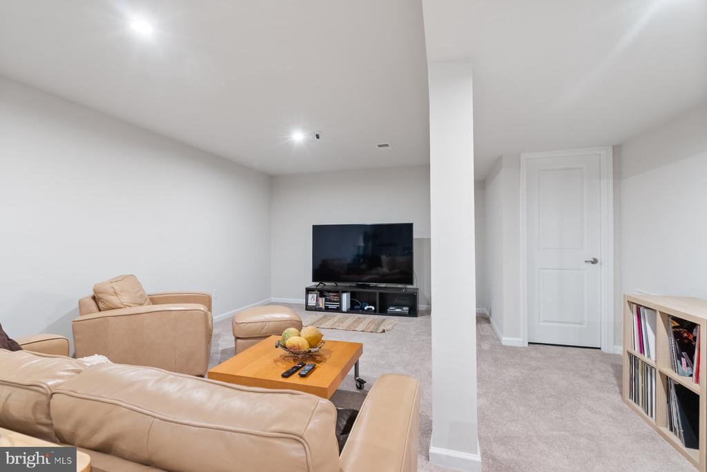19 CIRCLE DRIVE