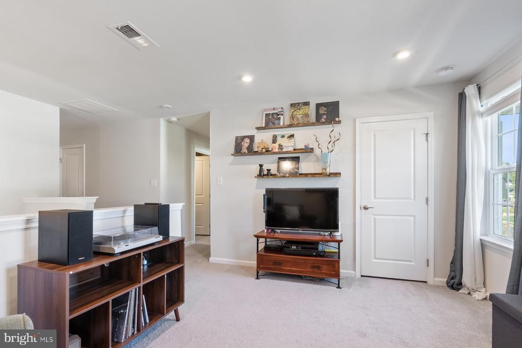 19 CIRCLE DRIVE