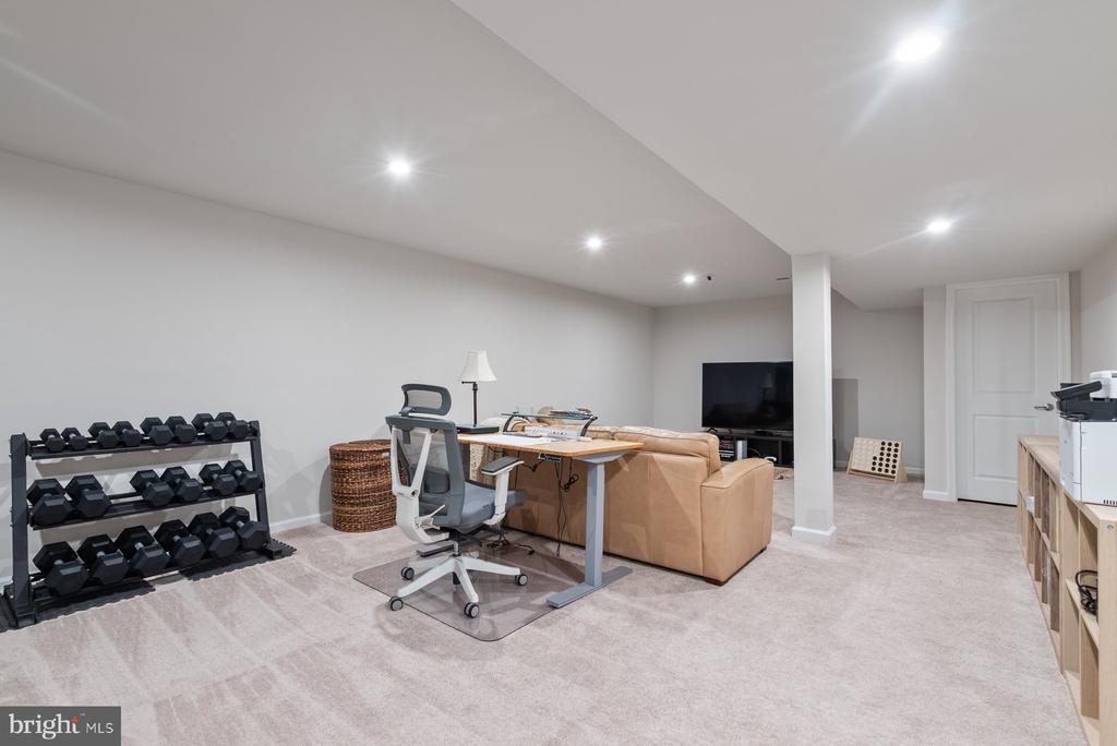 19 CIRCLE DRIVE