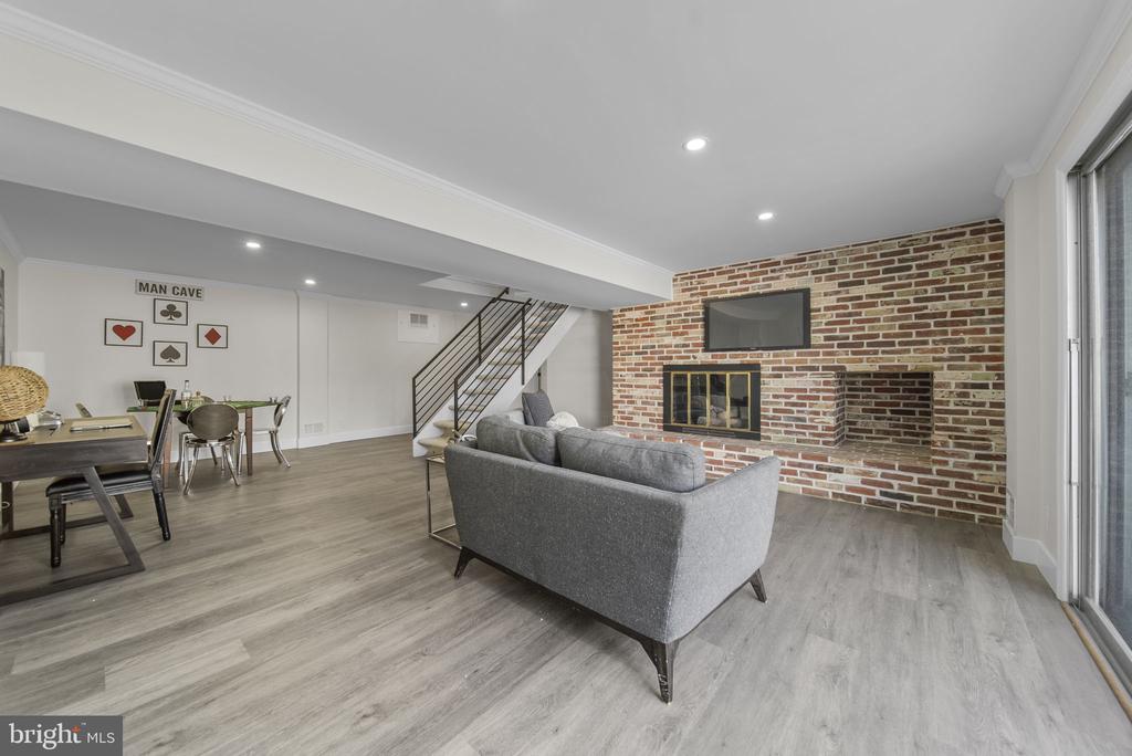 1733 LARK LANE