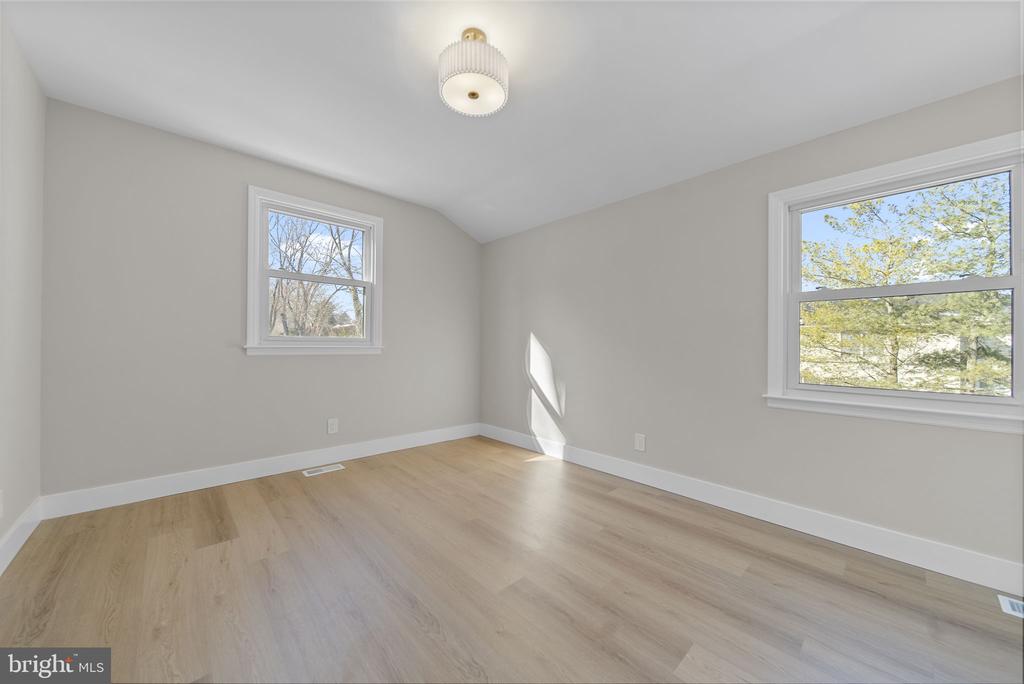 1733 LARK LANE