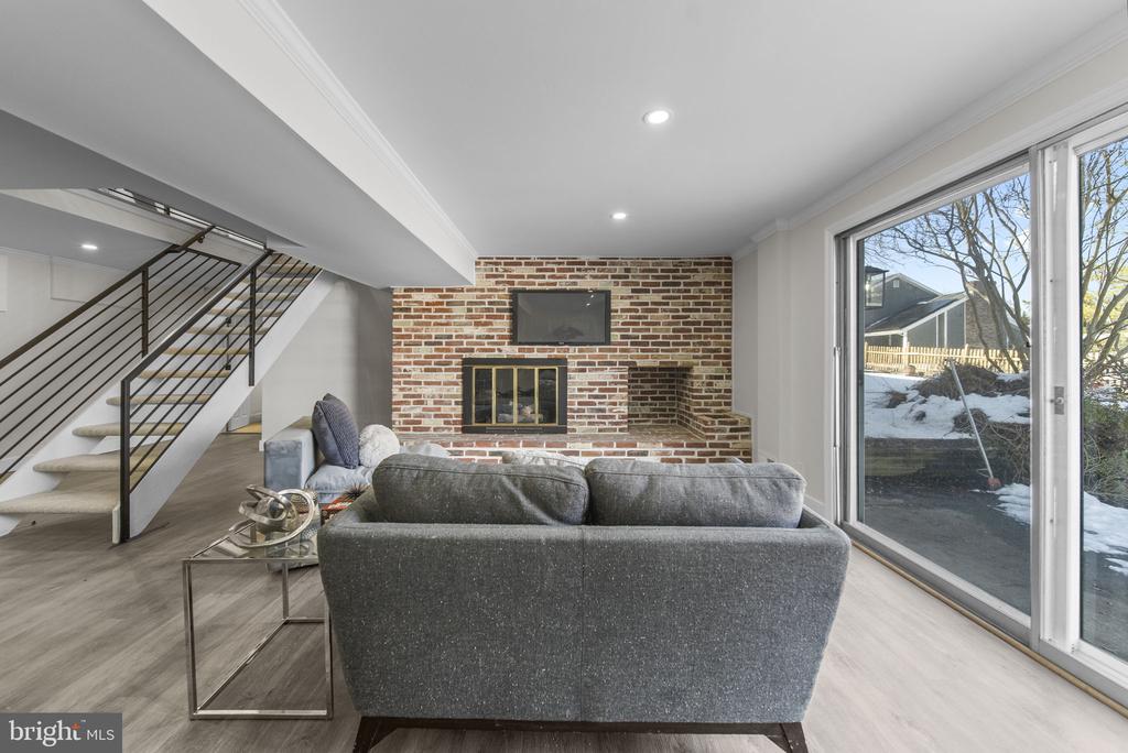 1733 LARK LANE