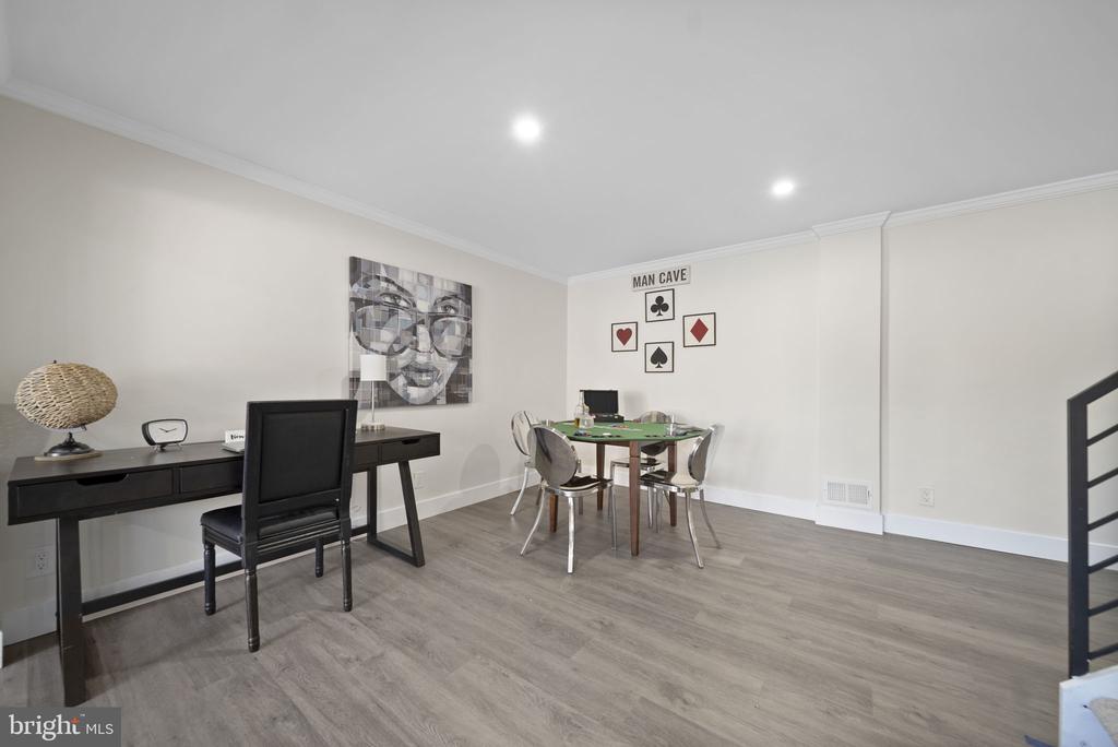 1733 LARK LANE