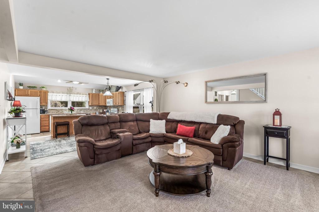 2212 KINGSFORD LANE