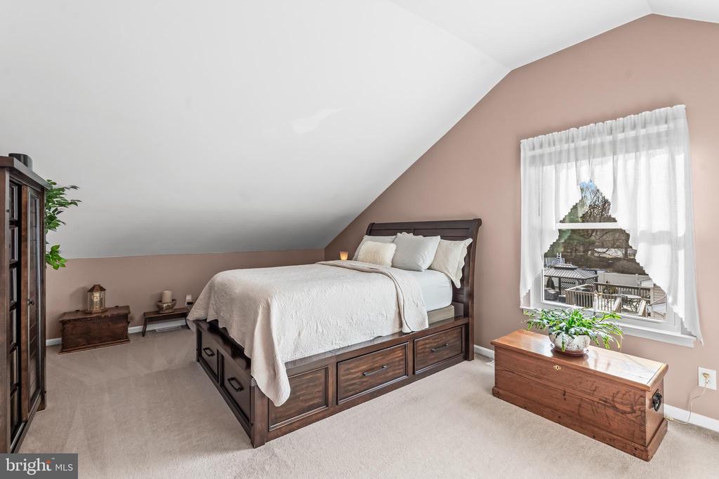2212 KINGSFORD LANE