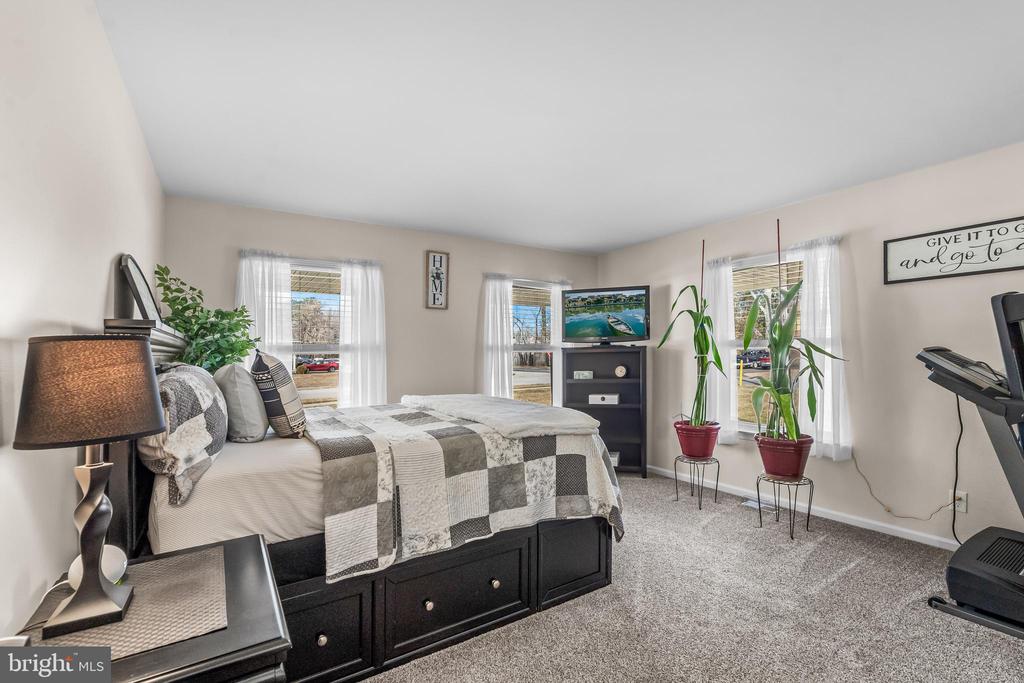 2212 KINGSFORD LANE