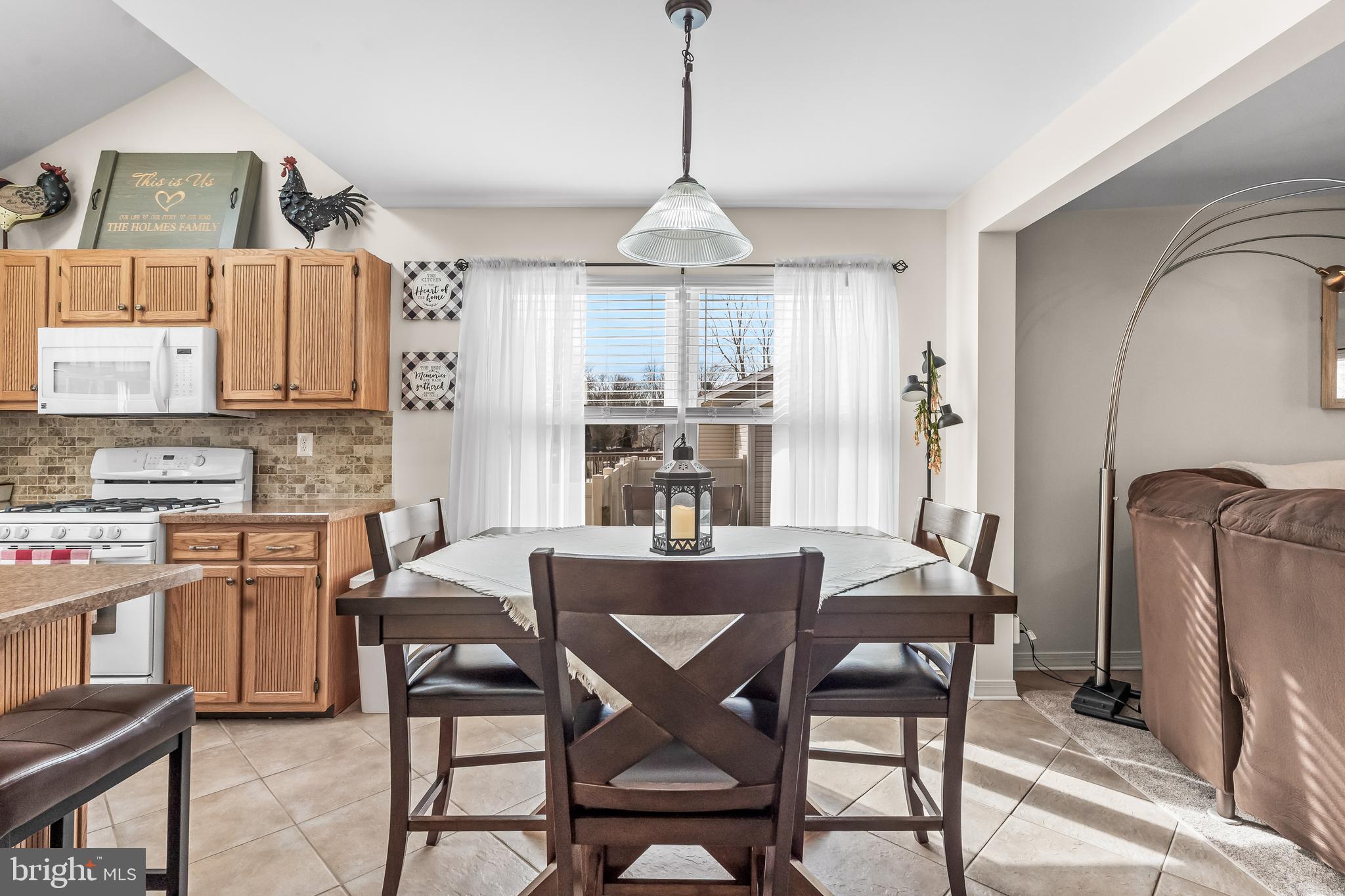 2212 KINGSFORD LANE