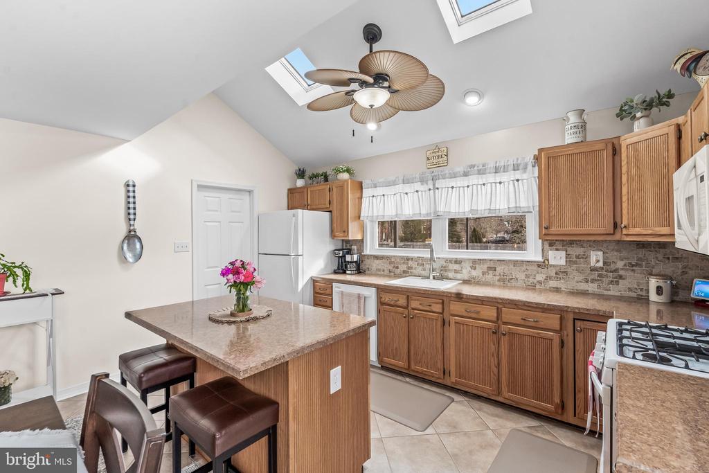2212 KINGSFORD LANE