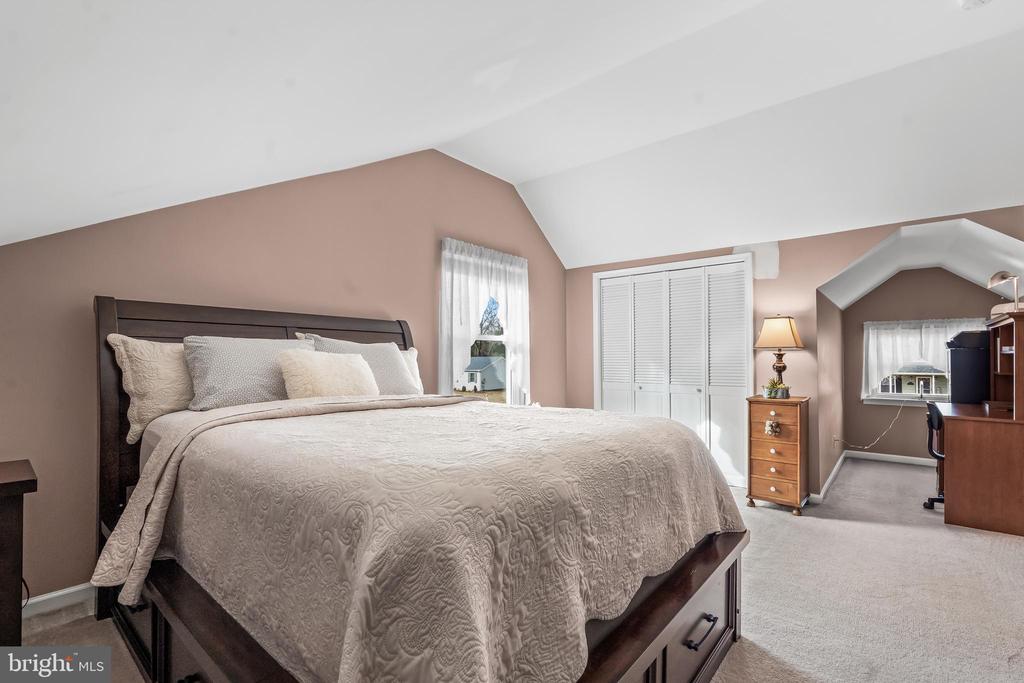 2212 KINGSFORD LANE
