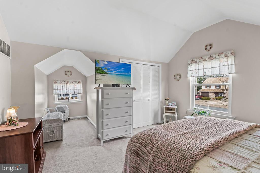 2212 KINGSFORD LANE