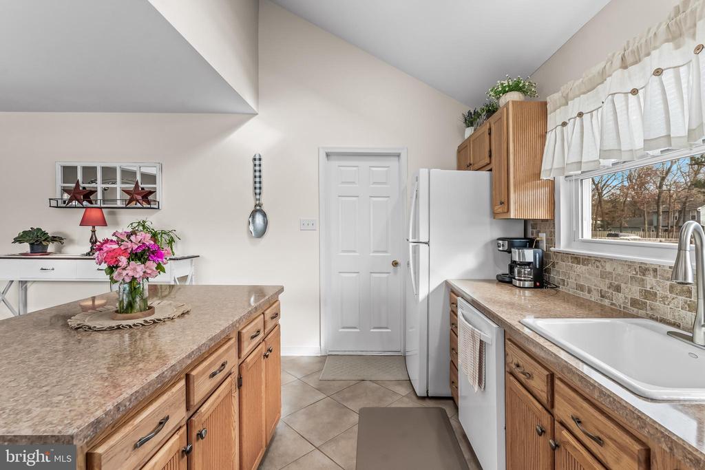 2212 KINGSFORD LANE