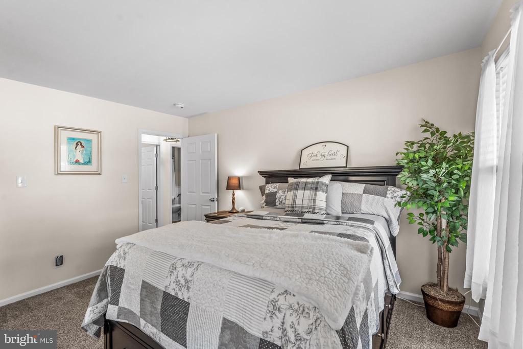 2212 KINGSFORD LANE