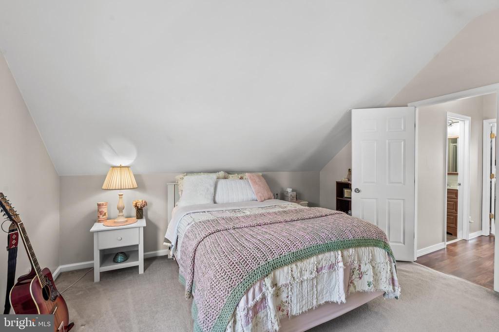 2212 KINGSFORD LANE
