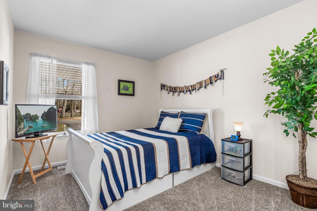 2212 KINGSFORD LANE