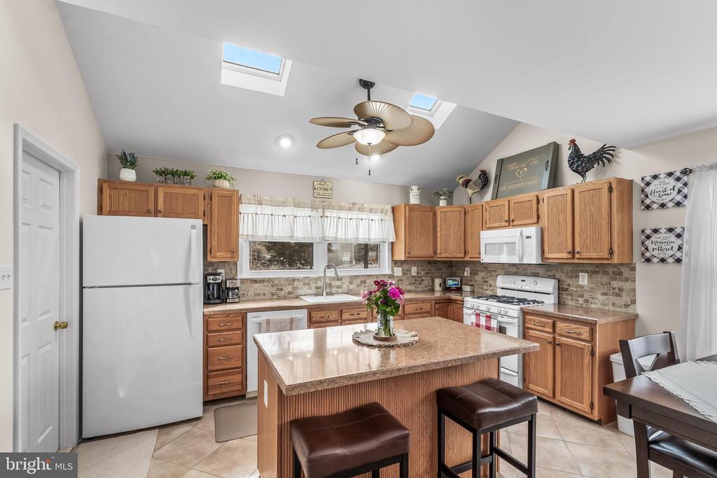 2212 KINGSFORD LANE