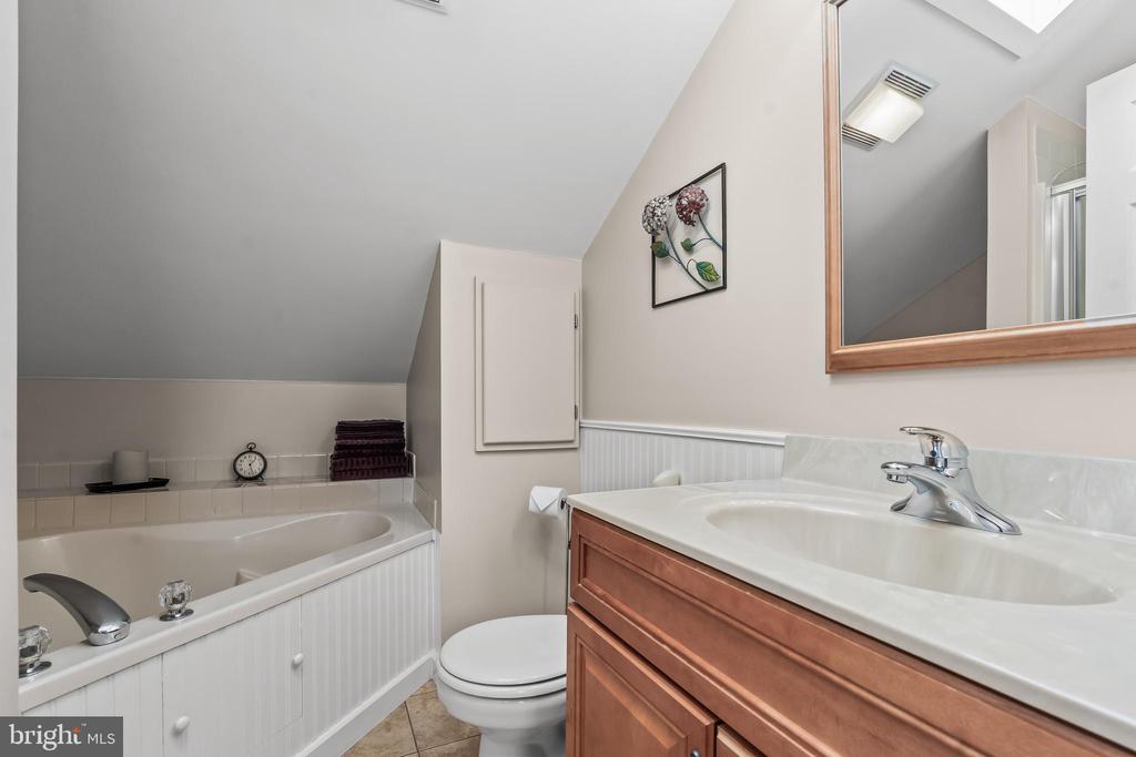 2212 KINGSFORD LANE