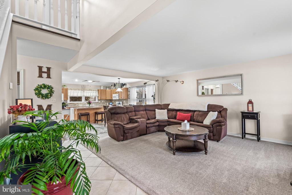 2212 KINGSFORD LANE