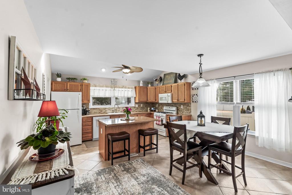 2212 KINGSFORD LANE