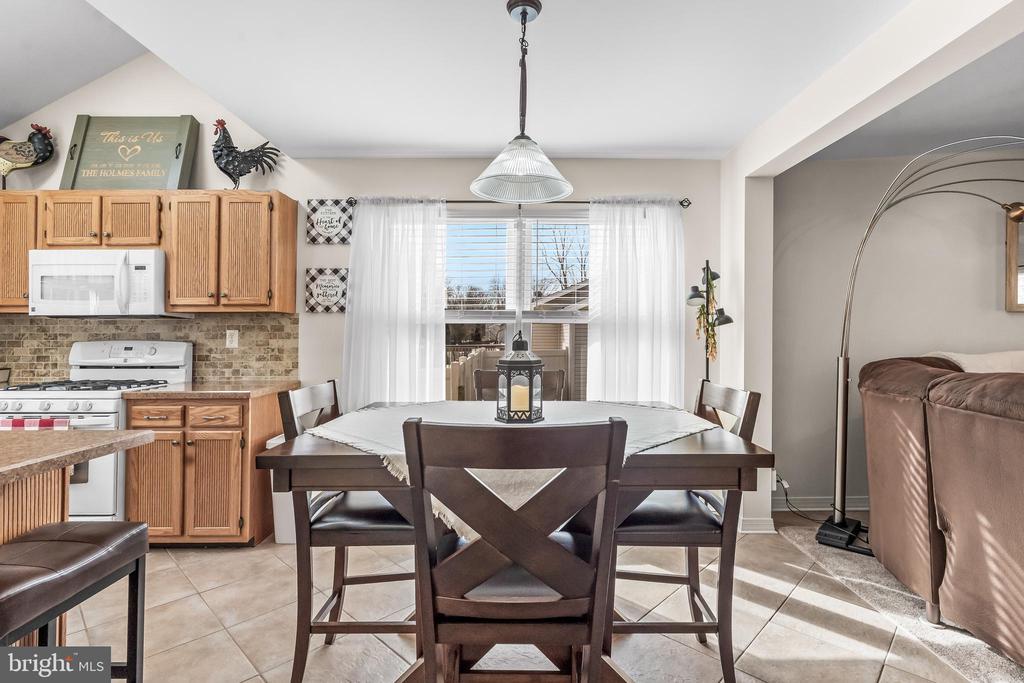 2212 KINGSFORD LANE