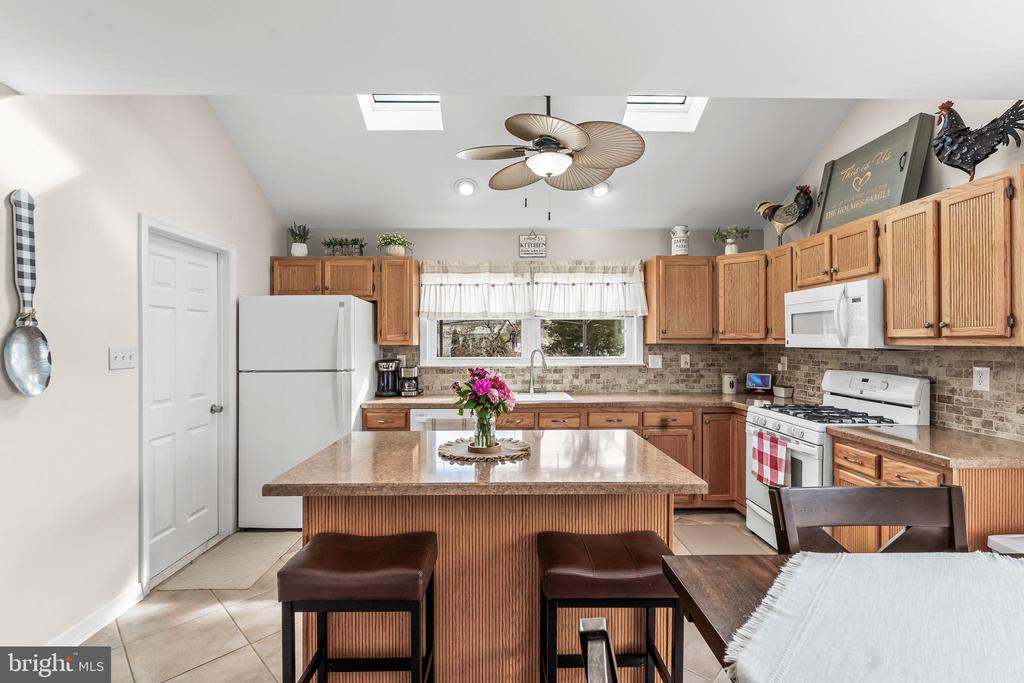 2212 KINGSFORD LANE