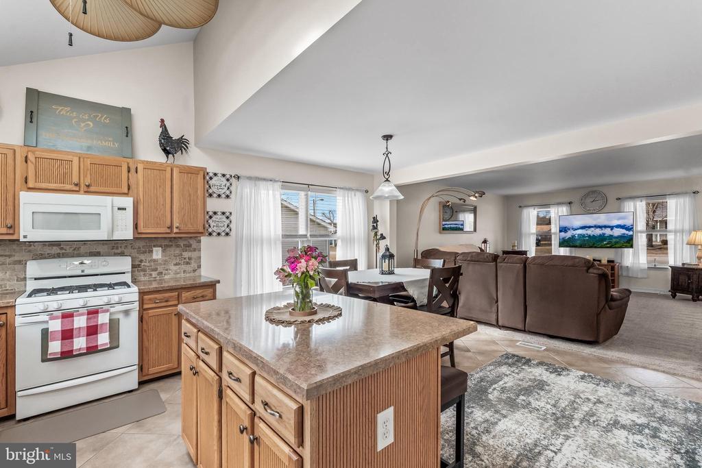 2212 KINGSFORD LANE