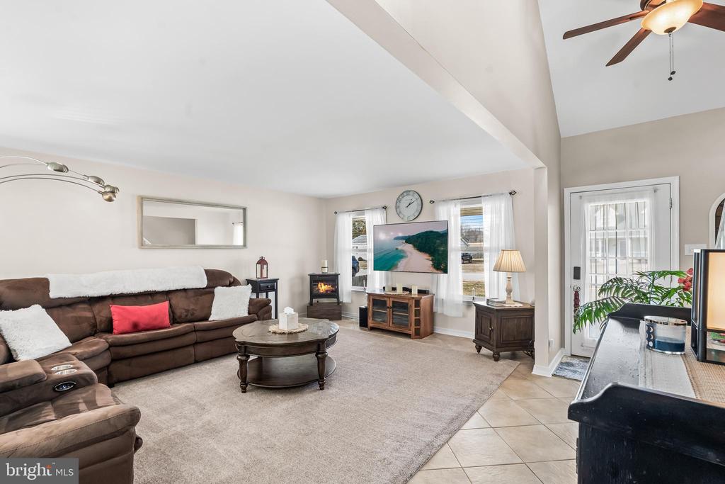 2212 KINGSFORD LANE