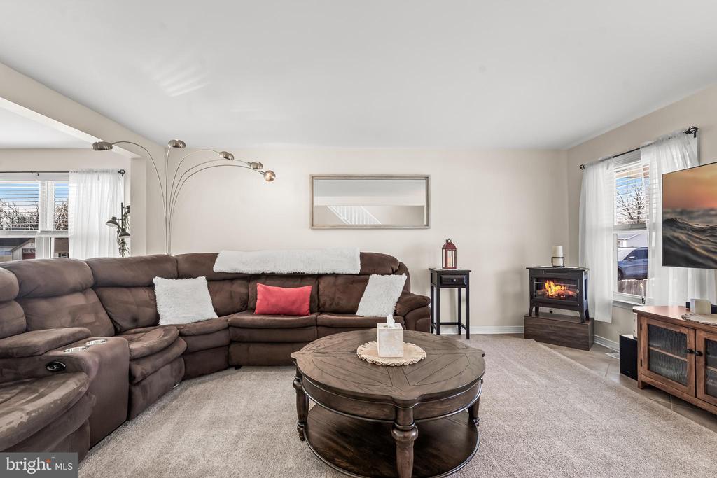 2212 KINGSFORD LANE