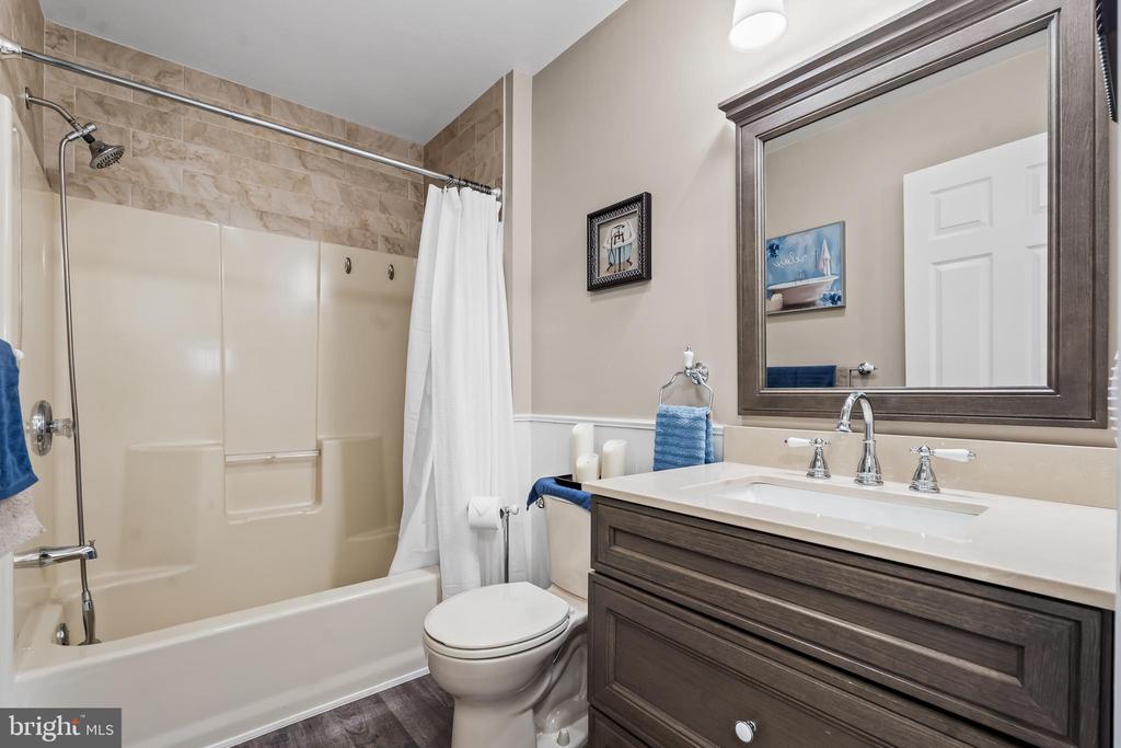 2212 KINGSFORD LANE