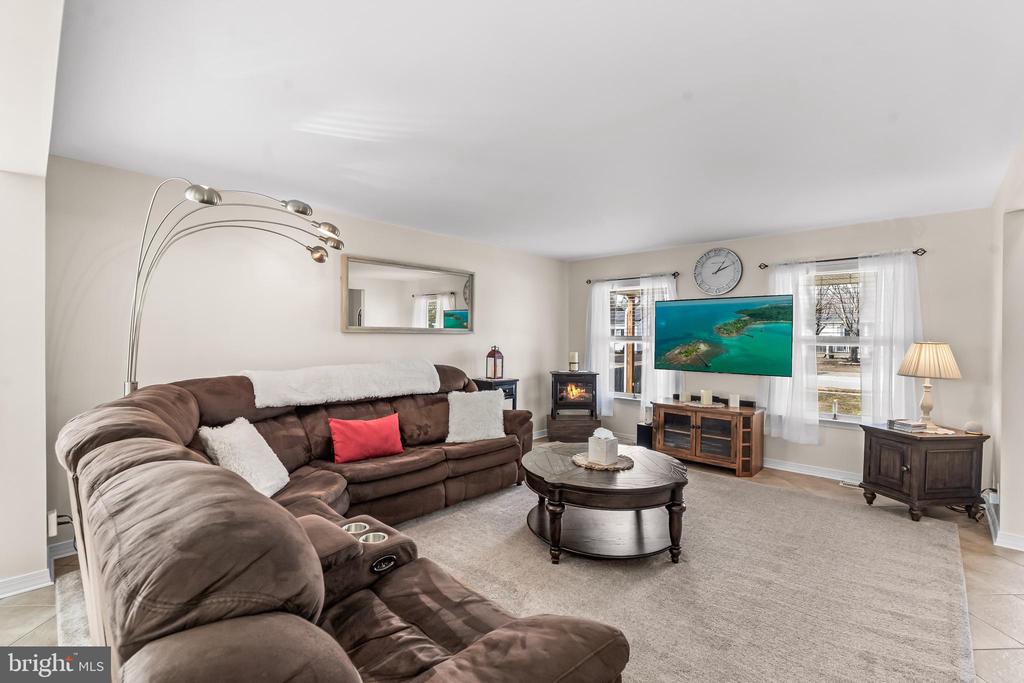 2212 KINGSFORD LANE