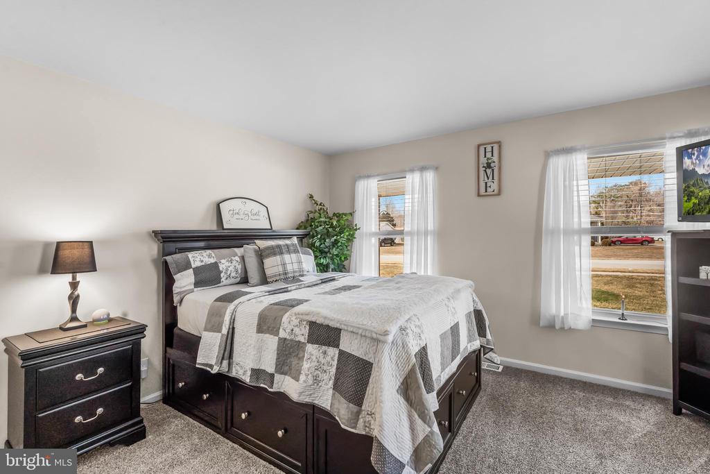 2212 KINGSFORD LANE