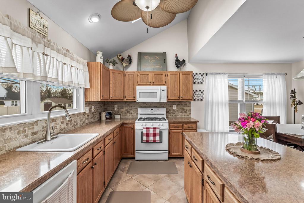 2212 KINGSFORD LANE