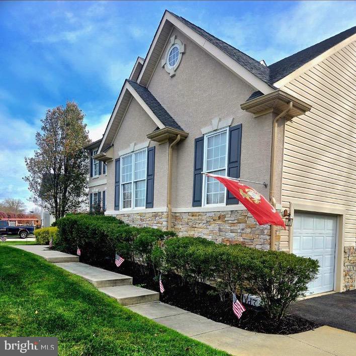 10 LAUREL WOOD COURT