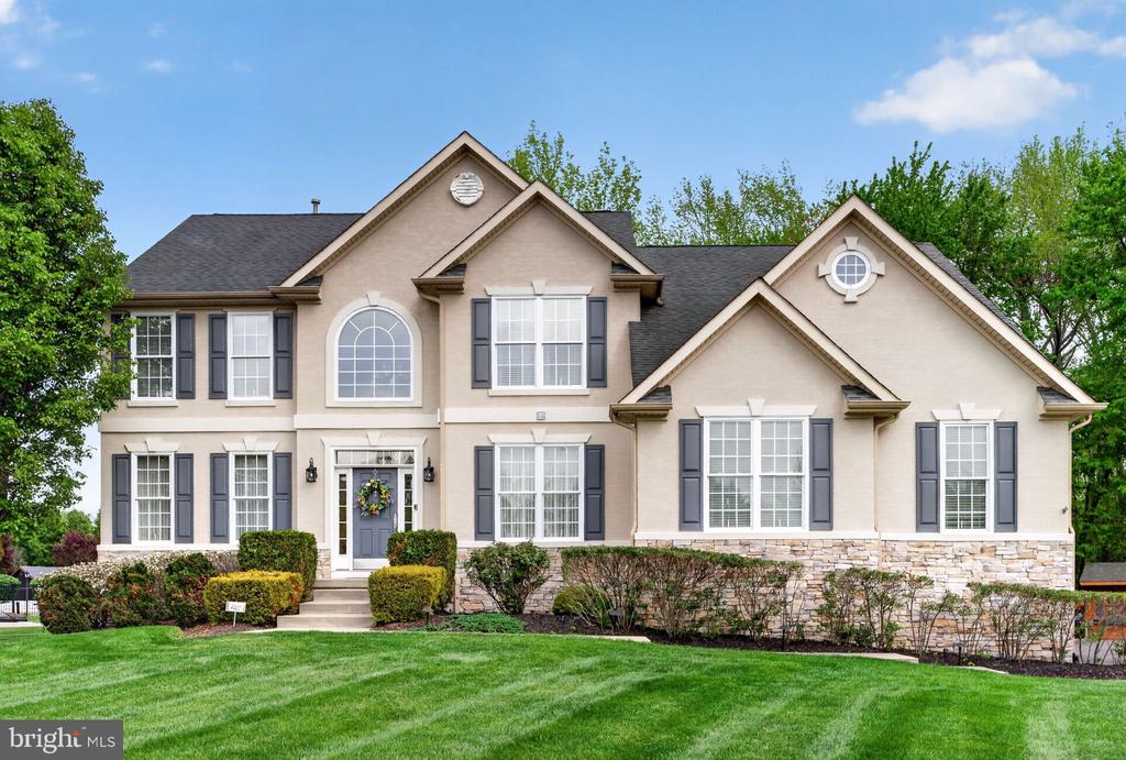 10 LAUREL WOOD COURT