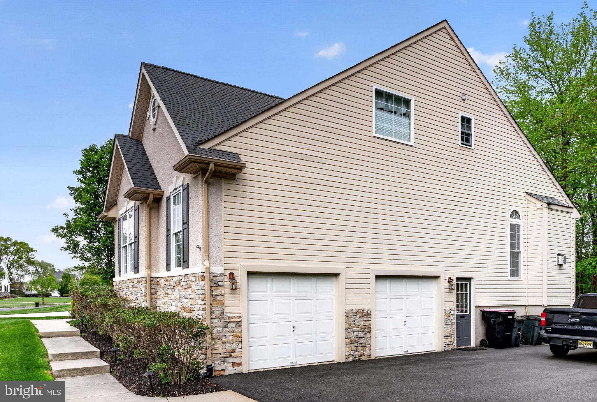 10 LAUREL WOOD COURT