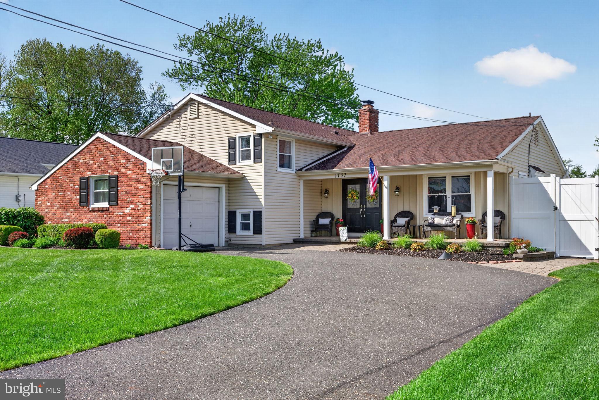 1737 LARK LANE
