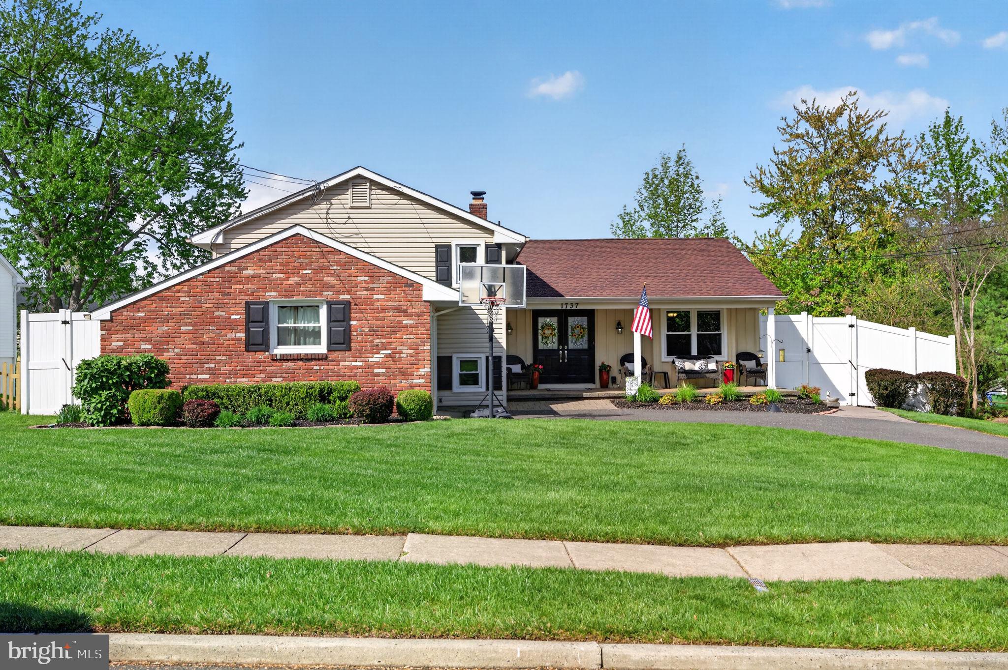 1737 LARK LANE