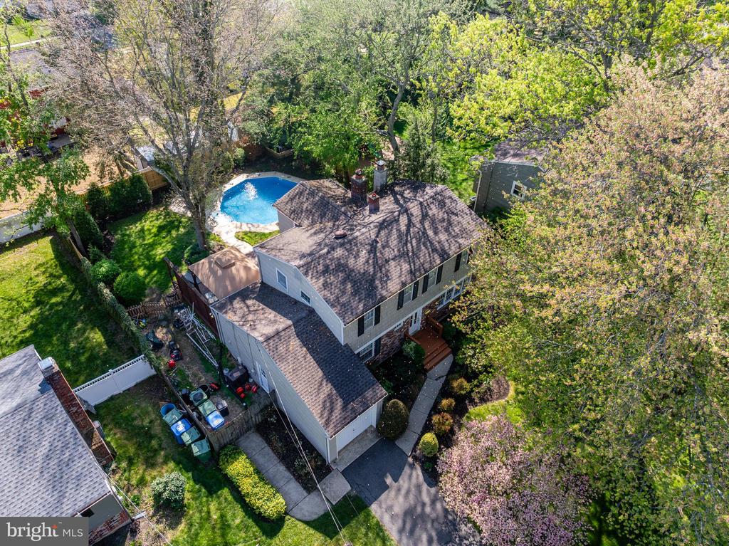 206 CROYDEN DRIVE