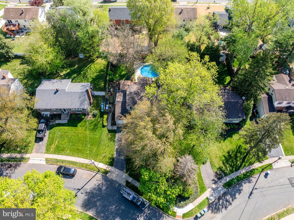206 CROYDEN DRIVE