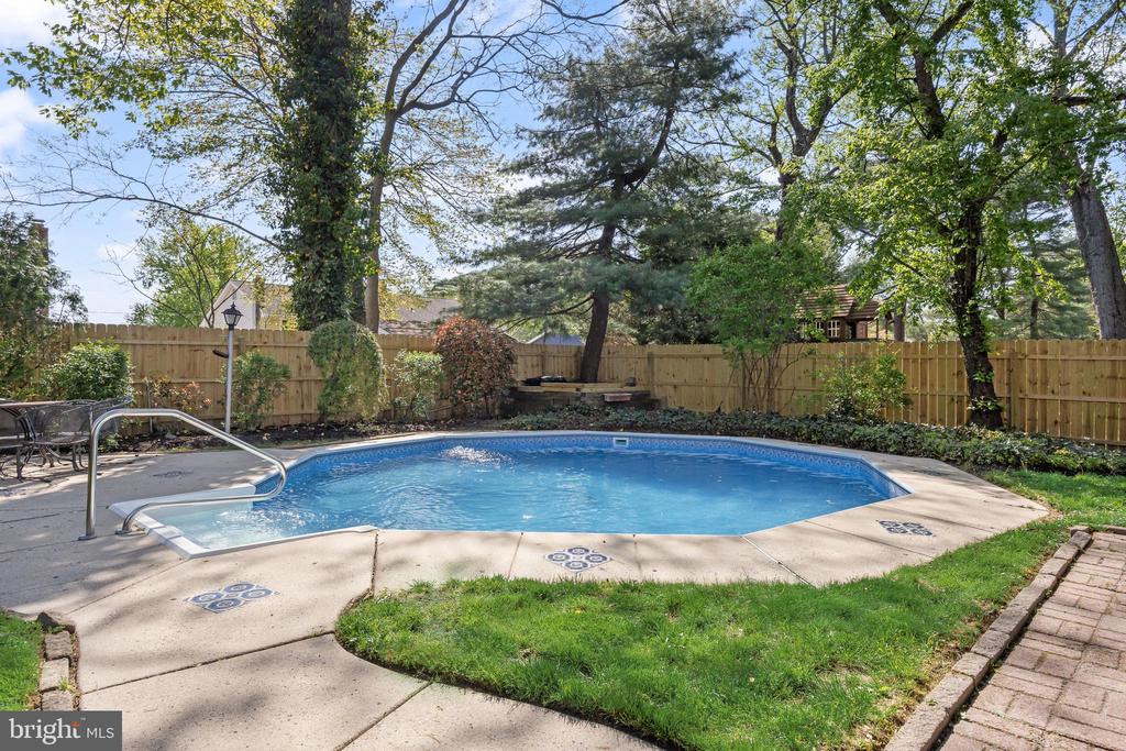 206 CROYDEN DRIVE