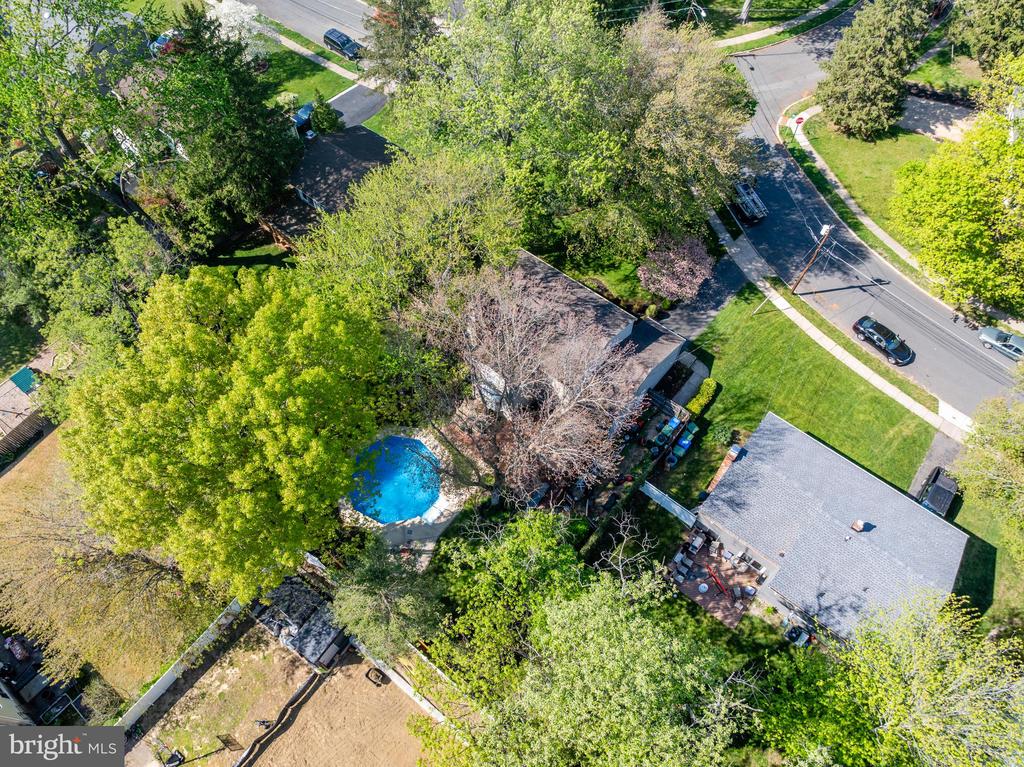 206 CROYDEN DRIVE