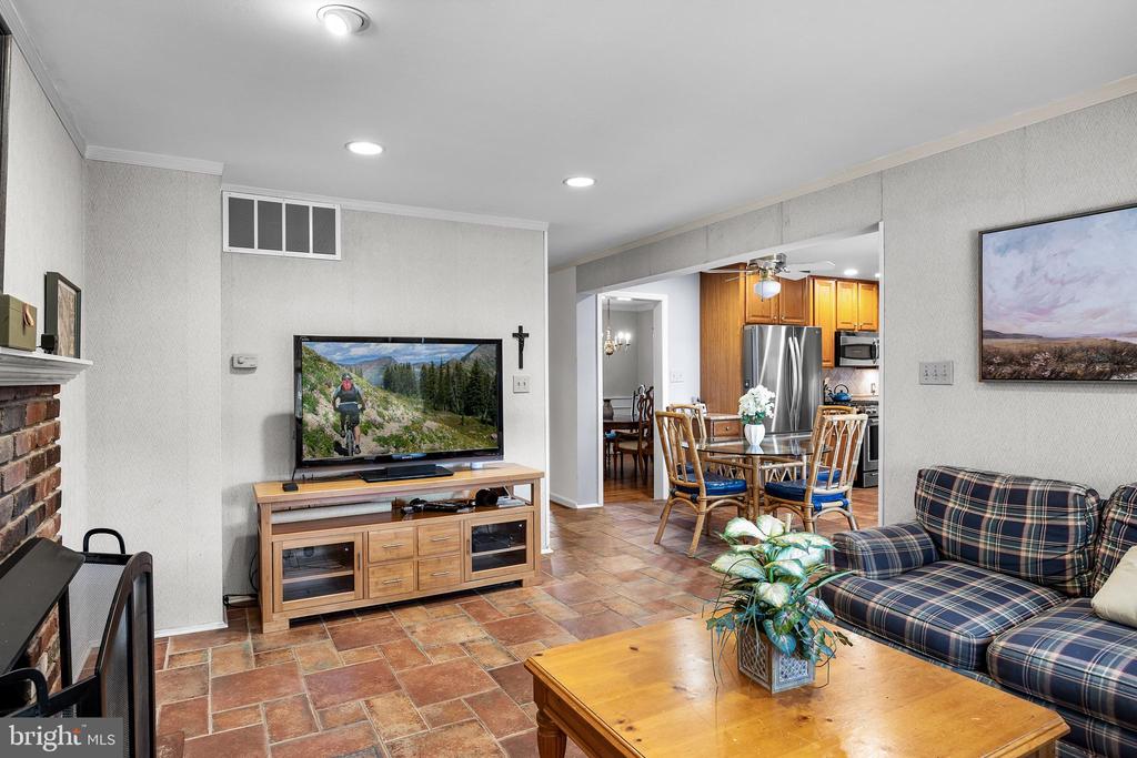 206 CROYDEN DRIVE