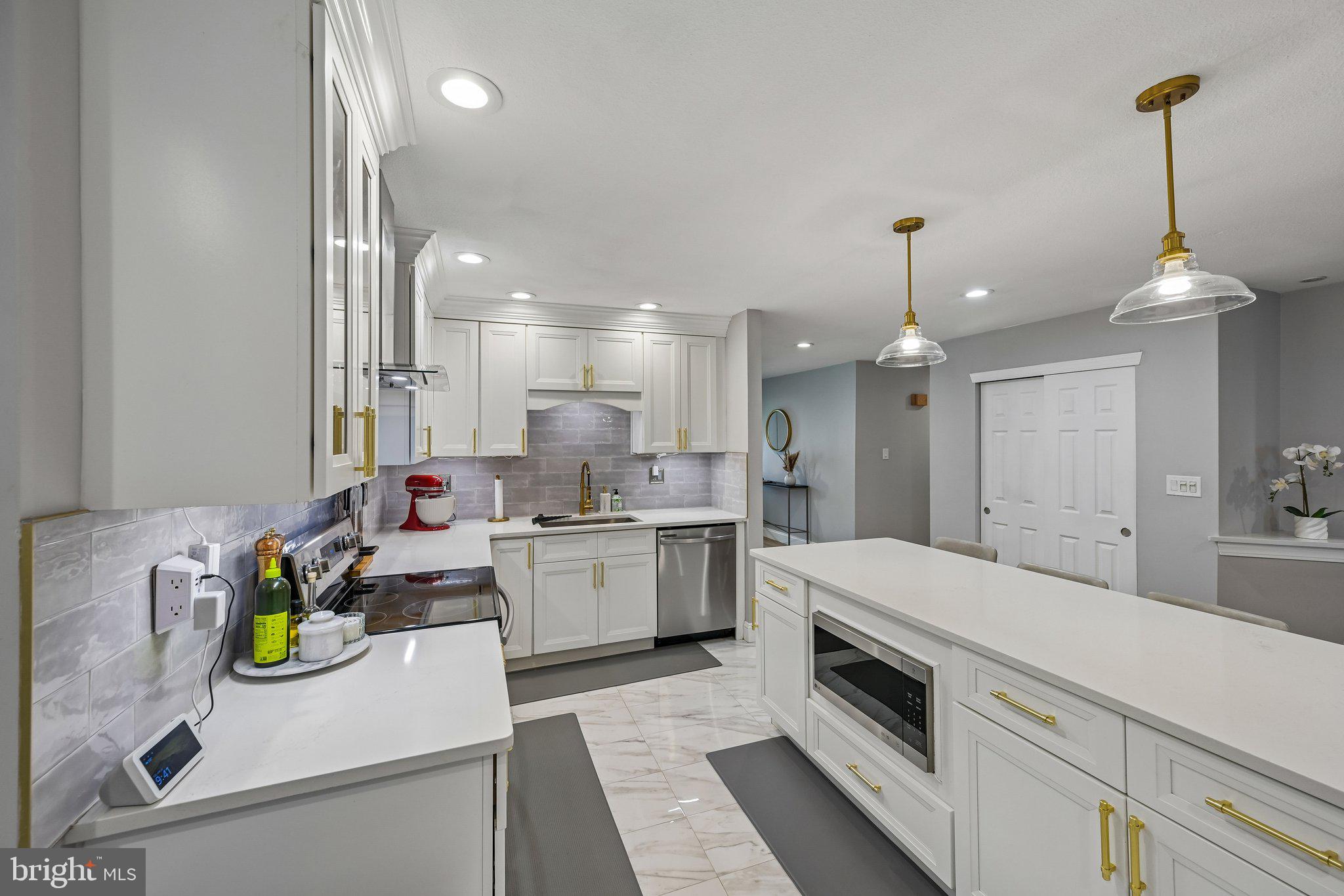 1669 BLUE JAY LANE