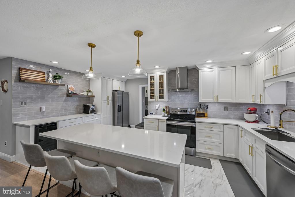 1669 BLUE JAY LANE