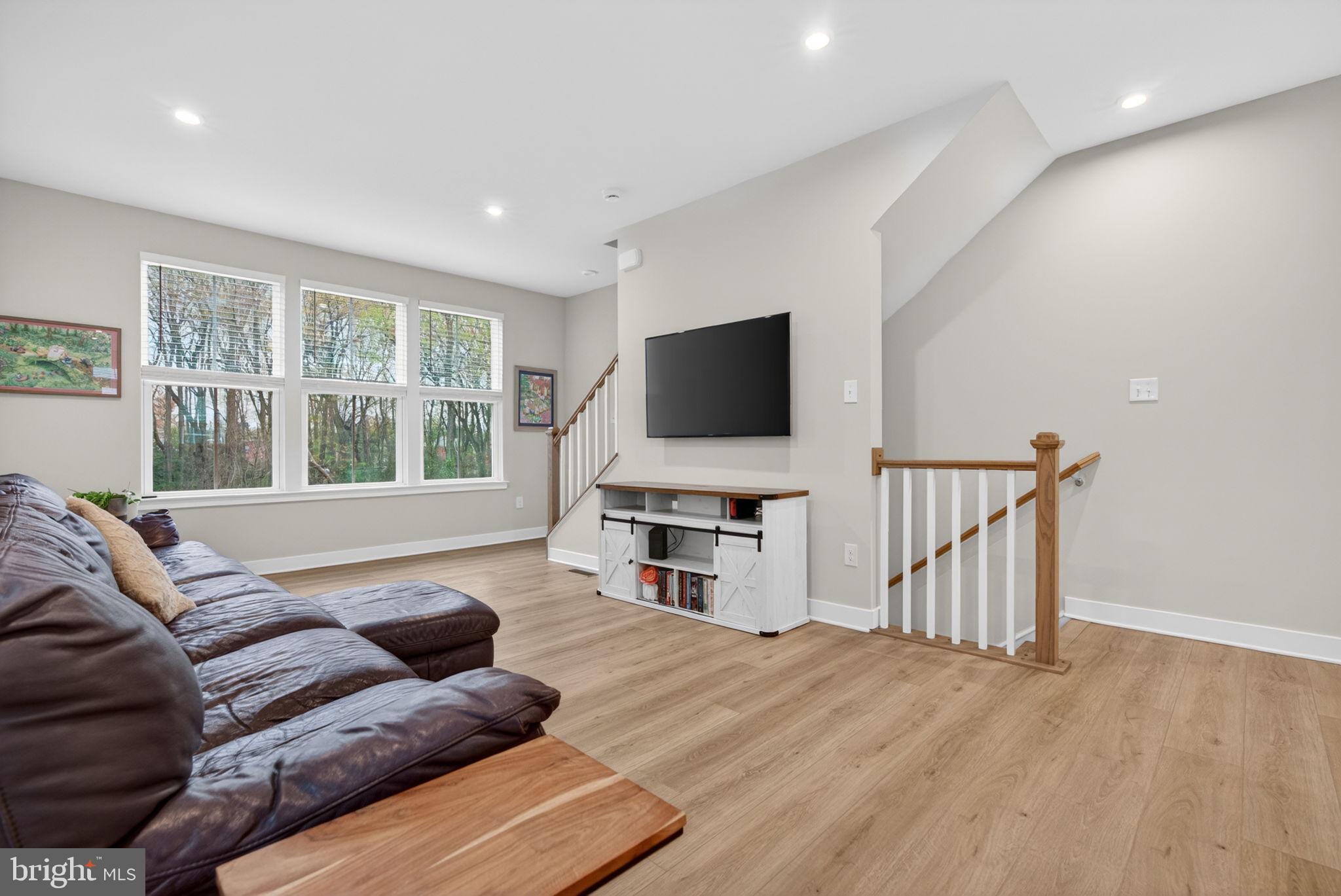 54 SIDNEY LANE