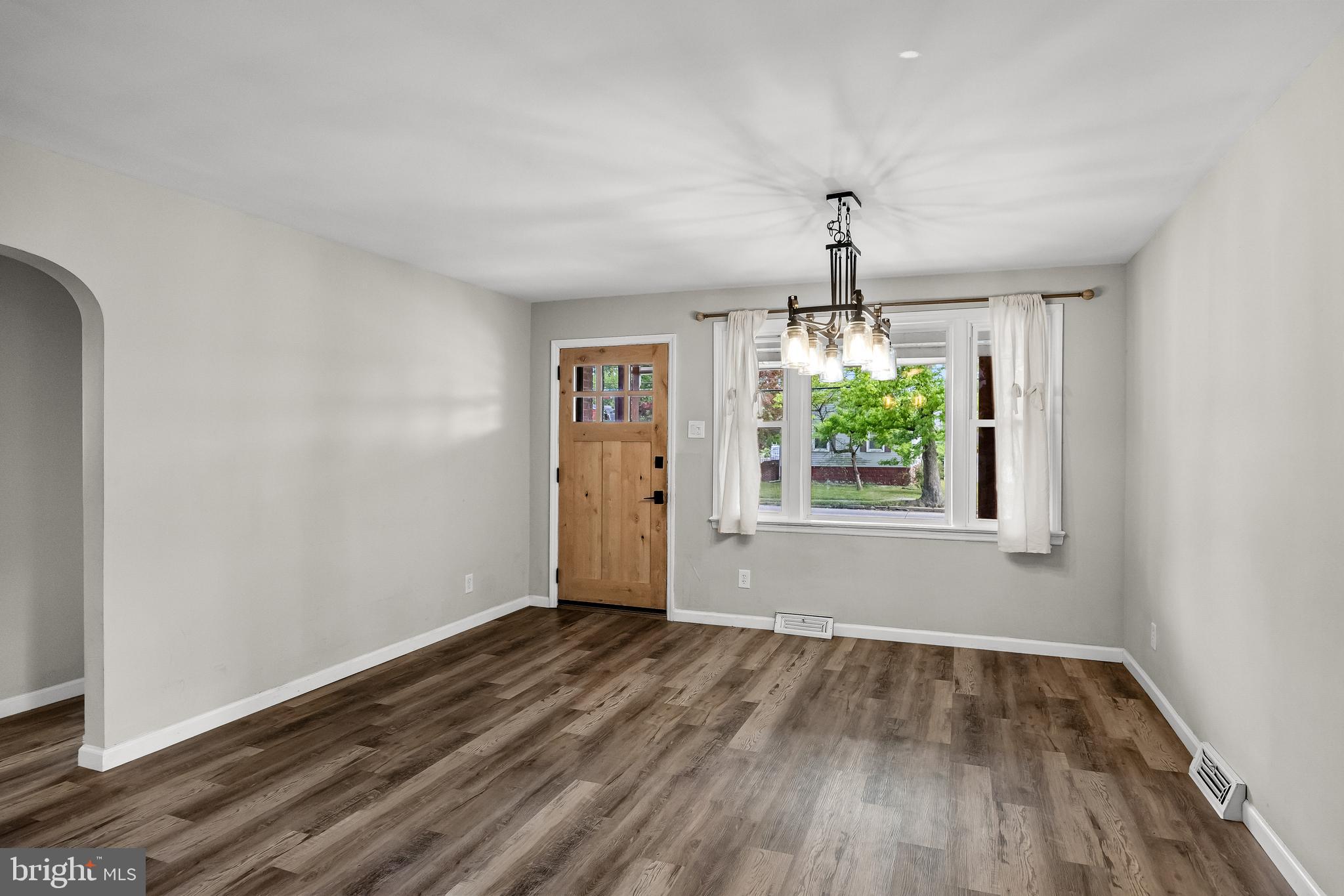 959 W KINGS HIGHWAY